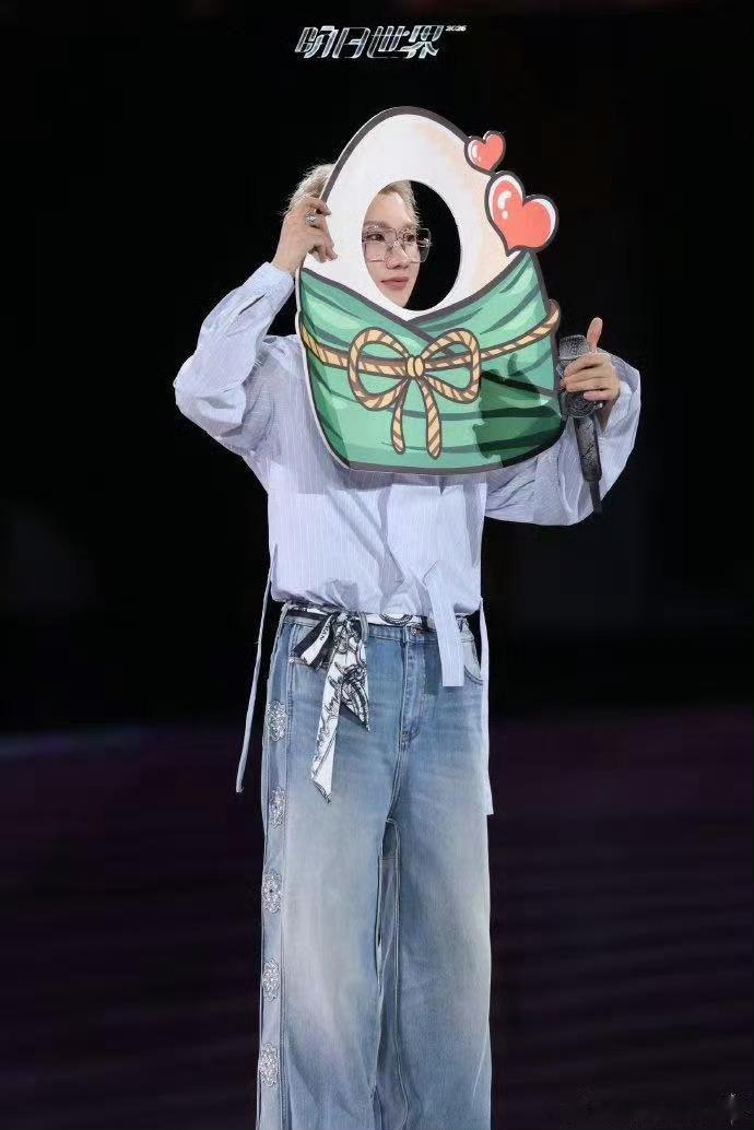 在汪苏泷成都演唱会偶遇了王以太成都演唱会解锁意外彩蛋，王以太悄悄来到现场观看演出
