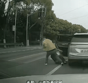 大马路上，当着孩子的面，男子对女人大肆施暴，夫妻关系至此形同寇仇，女人必须拿起法