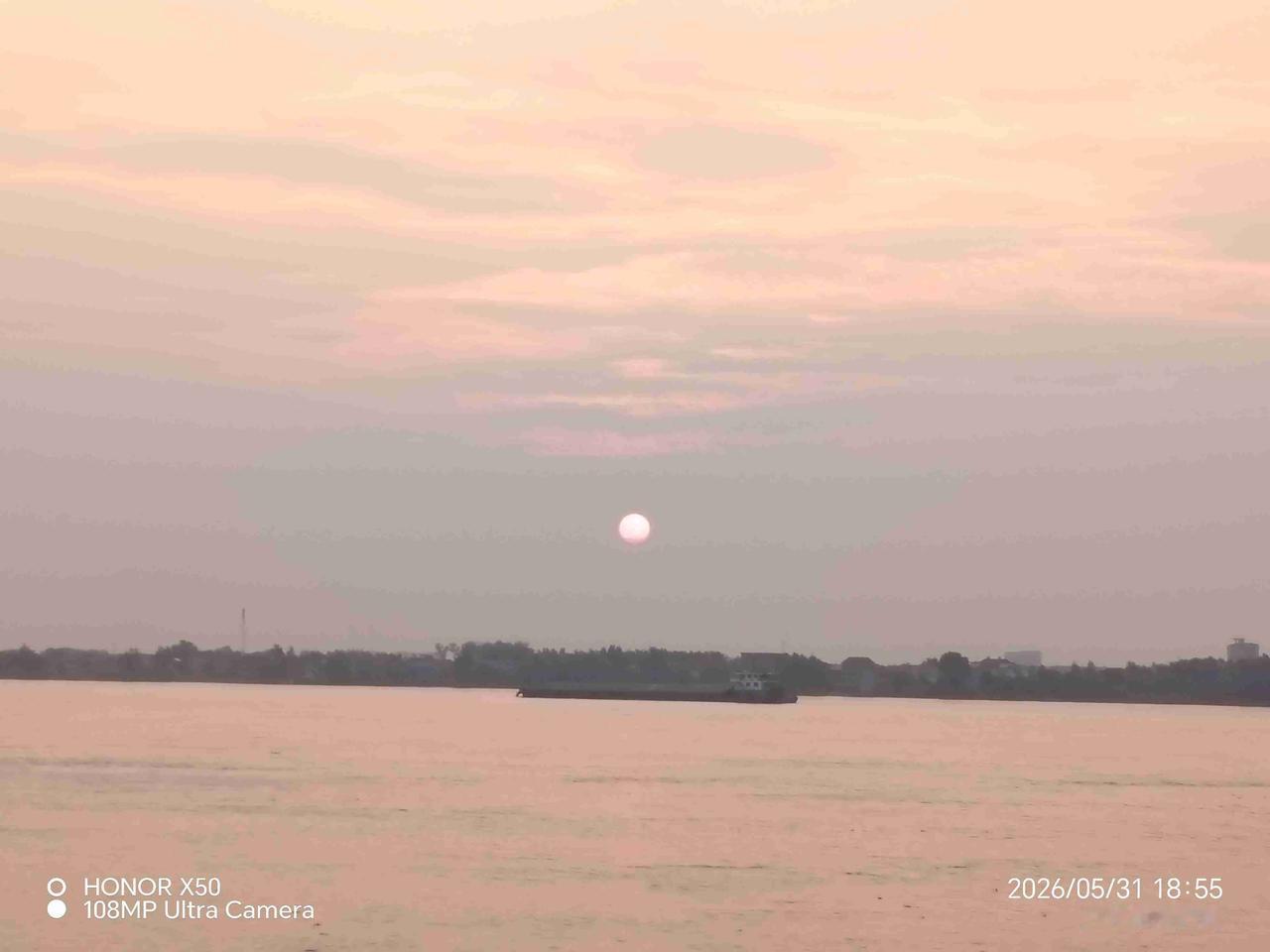 我的今日状态：😁轻松愉快
我这里的天气：☀️晴天5月31日长江岸边赏夕阳