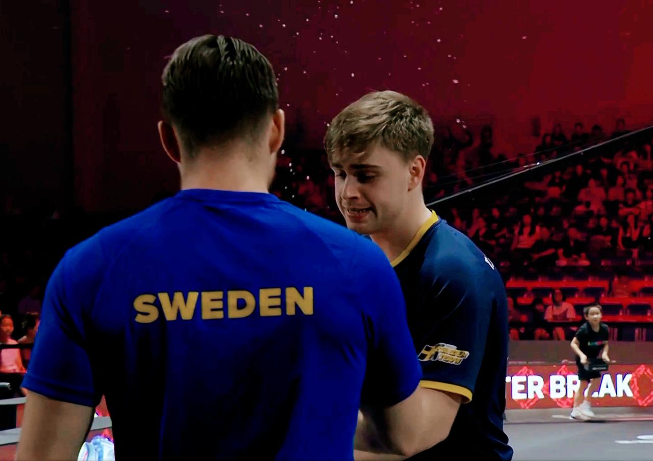 莫雷加德赛后说：
他把教练的水杯打飞，
有助于平息自己的情绪。

我们通过小莫局