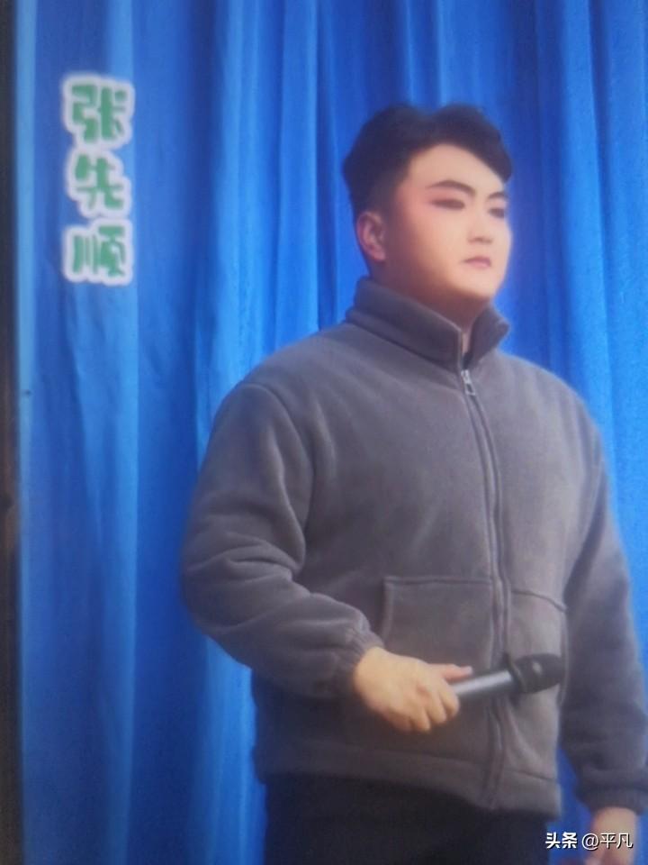 张先顺，是小皇后豫剧团主要演员，主攻老生，擅长悲剧角色，代表作有《三打金技》《刘