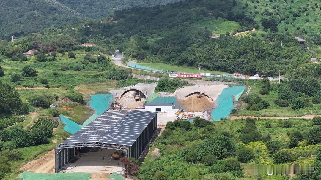 这标志着隧道主体工程即将全面展开，为整条高速建设打下坚实基础。

浮槎山隧道横跨
