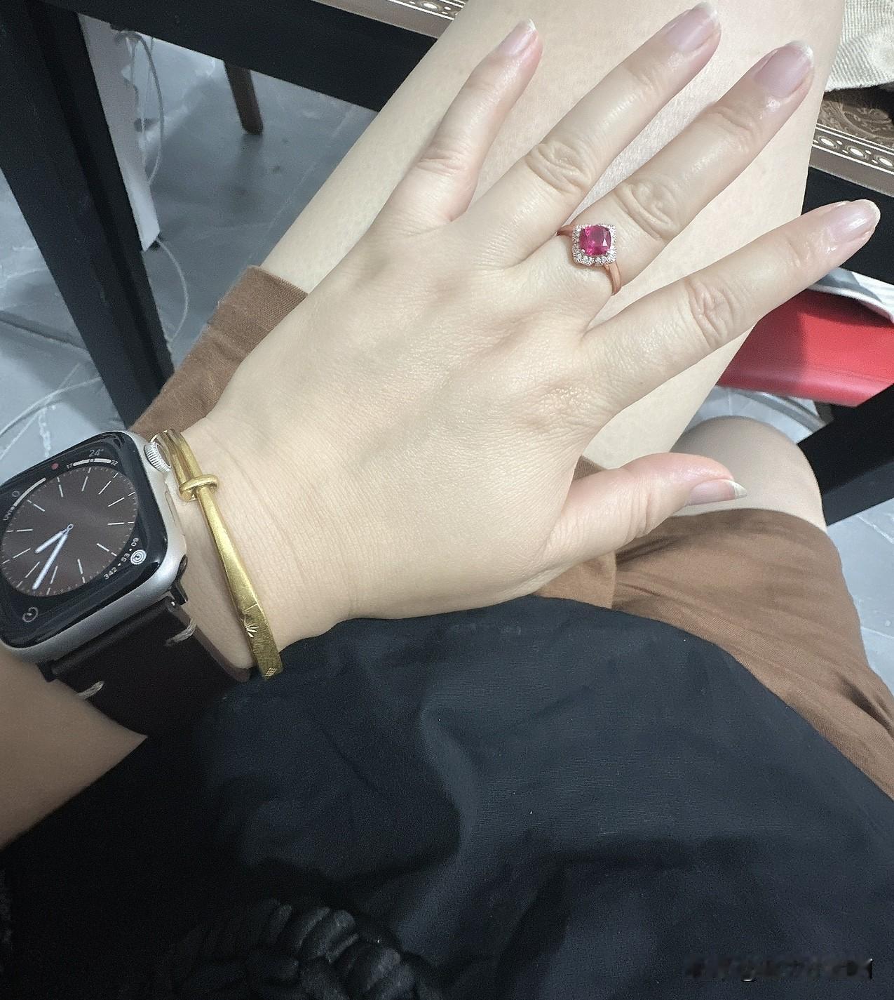 哥们儿退下，这问题我想问问姐妹们
谁围绝经期间手发胀，我从去年开始手胀。
明显的