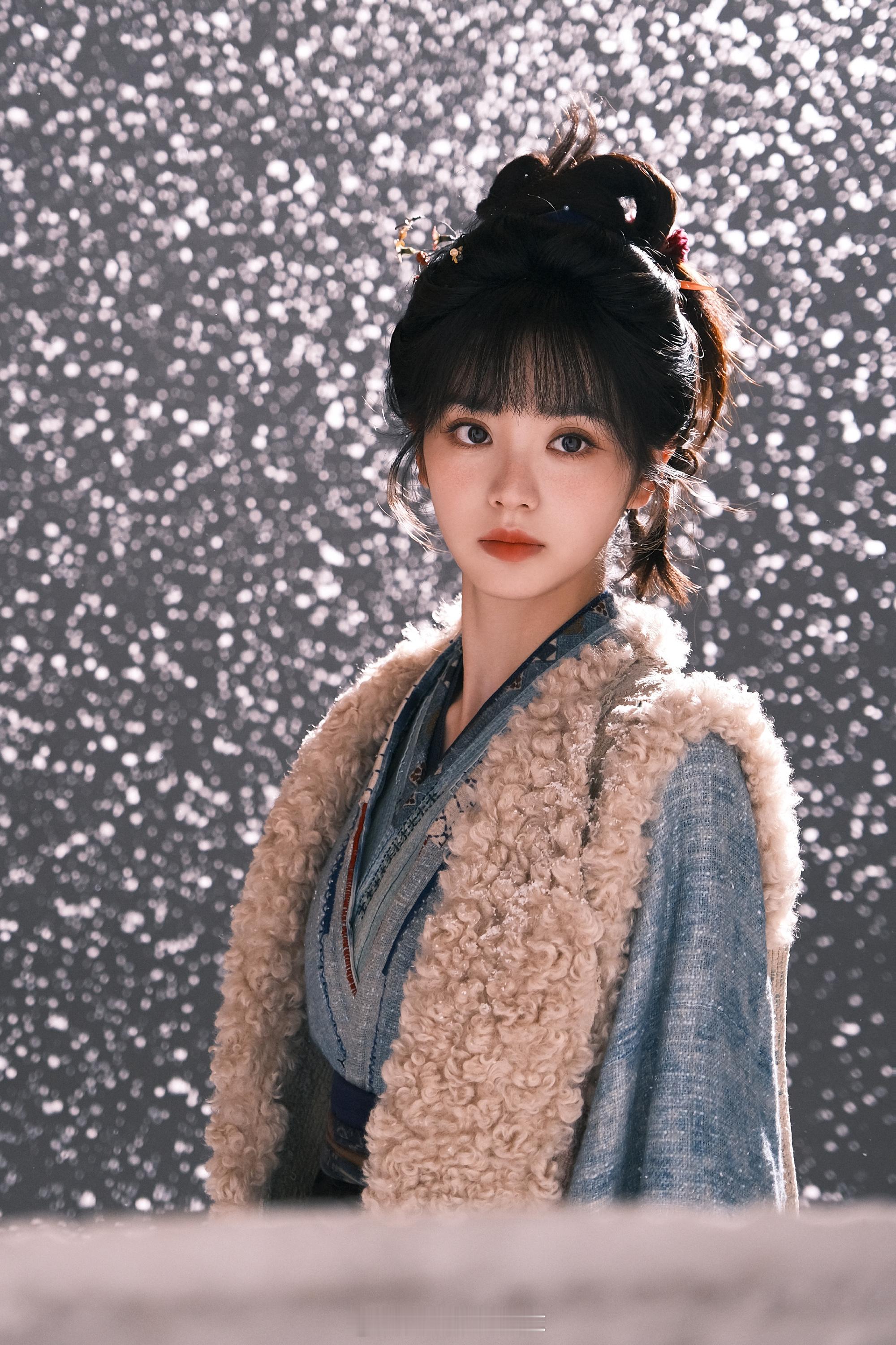 斑驳光影下是田曦薇绝美的脸和明媚的双眸 