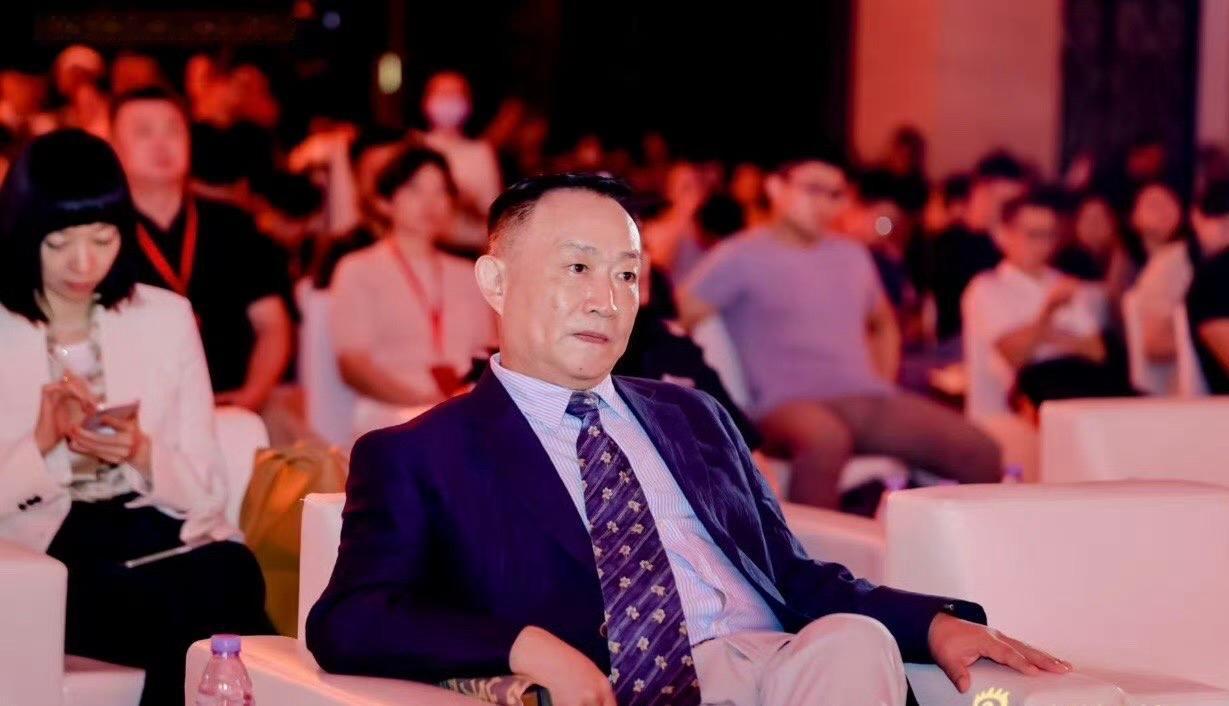 学生提问：先生怎么看美元指数下跌黄金也下跌的情况？

卢麒元先生回复：大漂亮法案