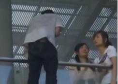 [浮云]2011年，深圳一名才16岁的男孩欲跳桥自杀，被一名过路的19岁女孩看到