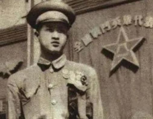 1949年，国军保安第四师师长正在睡觉，忽然感觉有人拍了拍他，两眼一睁，黑洞洞的