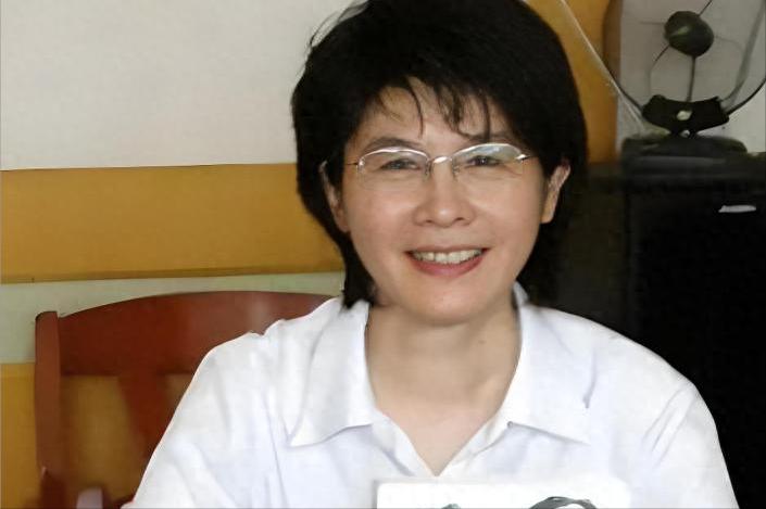 她是乔冠华的千金，出身顶级外交名门，在家却受尽委屈，母亲离世、父亲再婚之后，继母