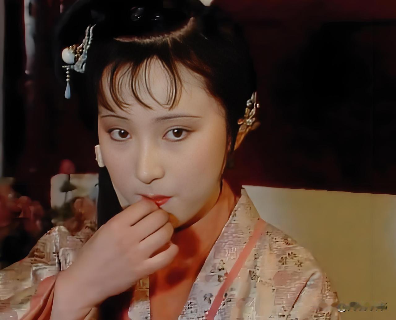 《红楼梦》中有个人叫“卜世仁”，曹雪芹骂他“不是人”。“曹雪芹”的谐音是“抄写勤