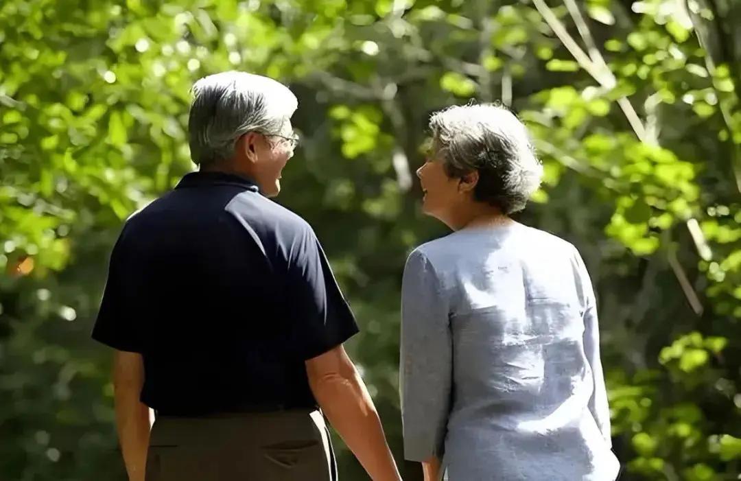 我认为，要想晚年有尊严 ，应该做好以下：
1.  保持身体健康
规律锻炼，合理饮