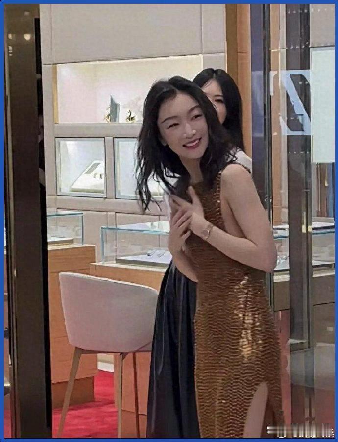 32岁周冬雨增肥后大变样，穿开叉裙浑身女人味 