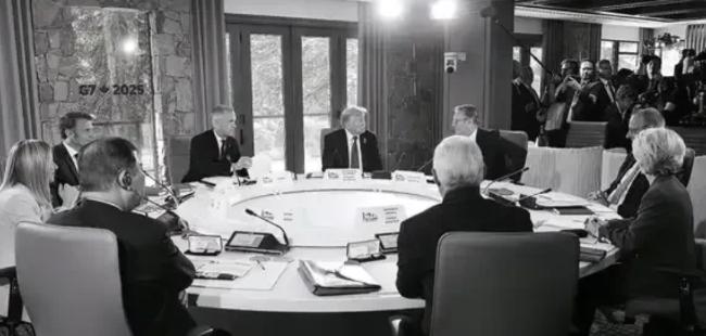 你敢信吗？G7 峰会上发生了这么戏剧性的一幕。欧盟主席冯德莱恩专门掏出来一块磁铁
