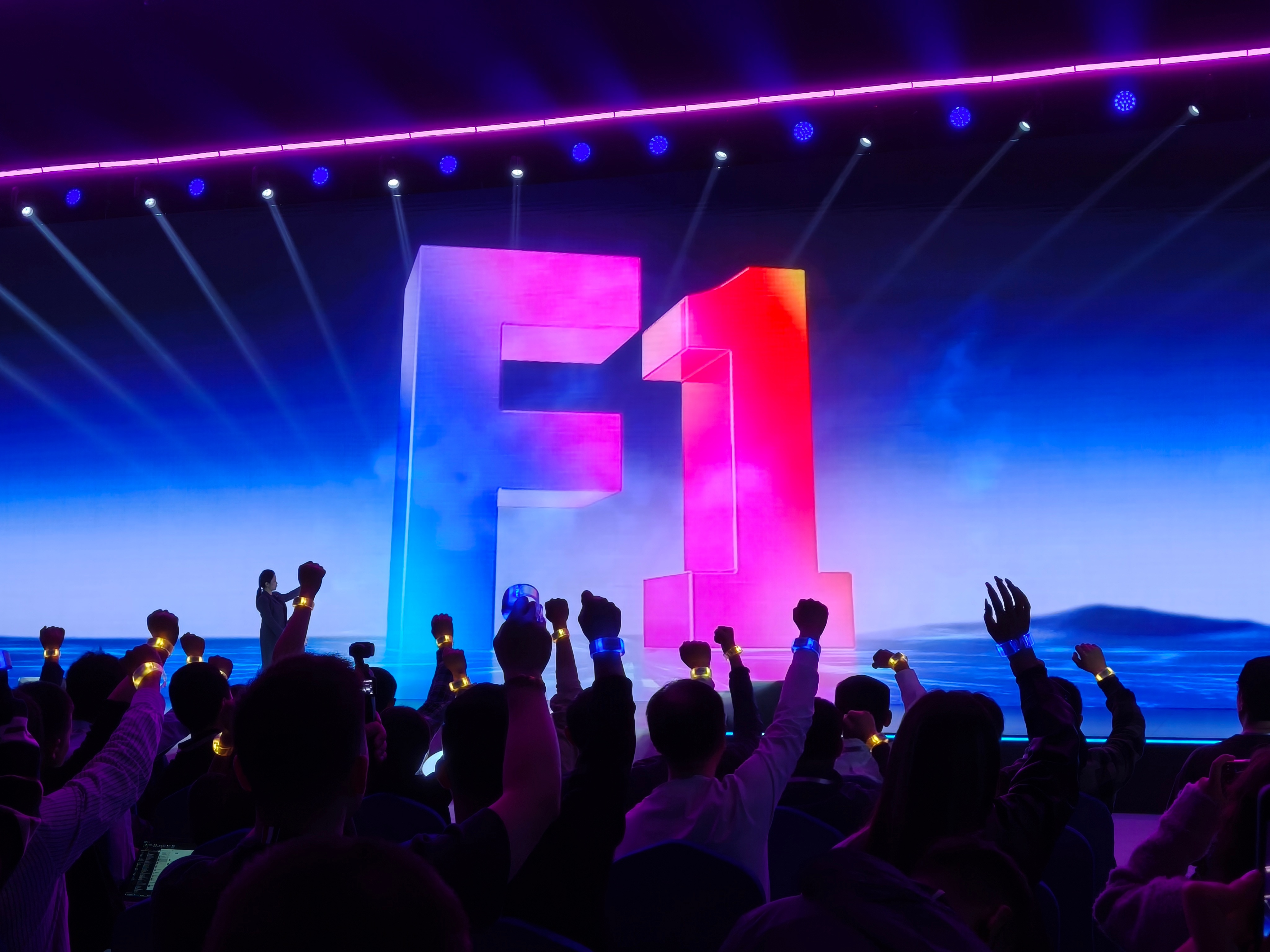 维信诺 非凡中国屏  正式发布！采用新一代发光材料体系F1， 相比上代产品，该材