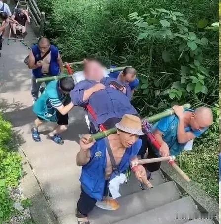 两全其美的事，还带动了当地的消费！

在四川峨眉山景点，江浙一带的一位263斤的