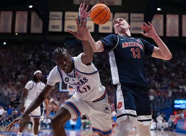 全美第9号种子堪萨斯大学坐镇主场以82比78战胜了全美头号种子亚利桑那大学。本场