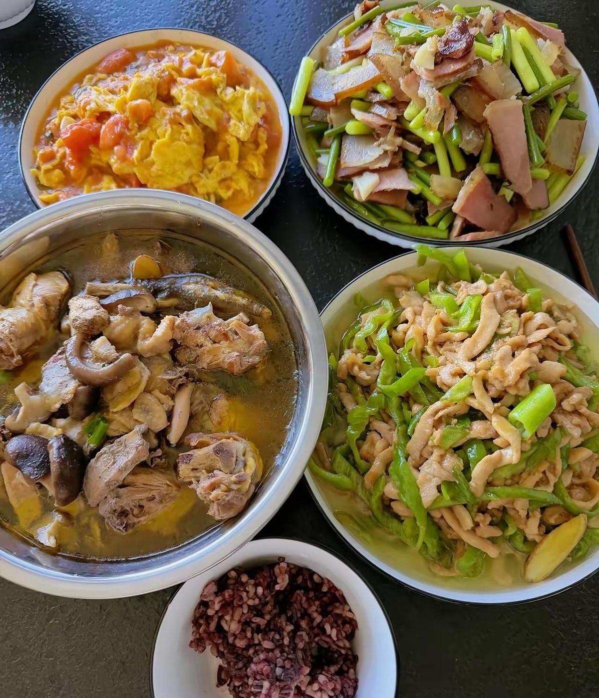 下班到家六点半，系上围裙钻进厨房，叮叮当当一个多小时，端出四菜一汤：番茄炒蛋、蒜