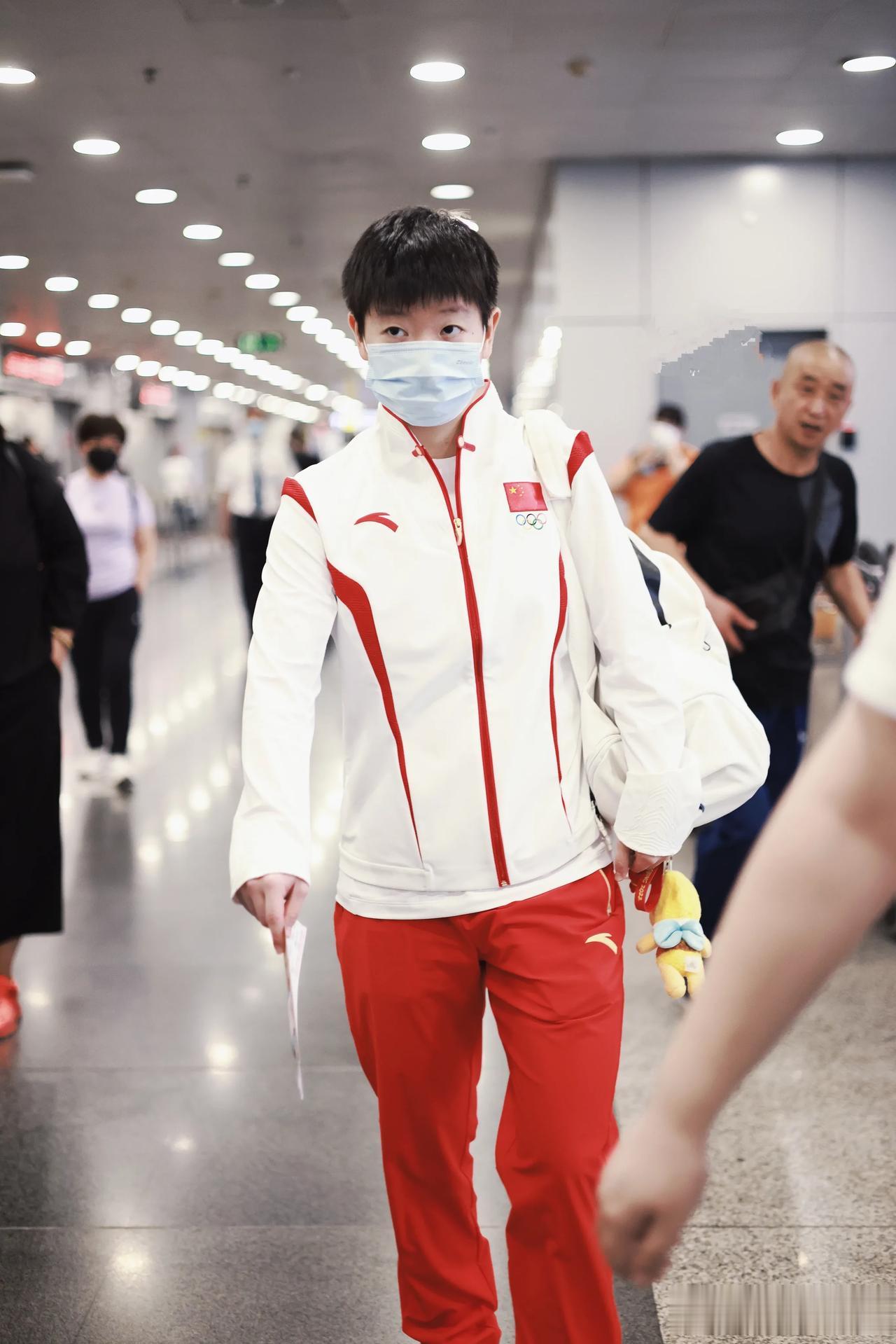 近距离看孙颖莎来到亚运村：孙颖莎本人真的好白。
感慨一下：邱导真好，总是那么慈祥