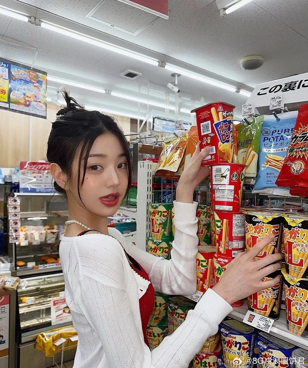 张元英的舌头好像没怎么在嘴里待过 