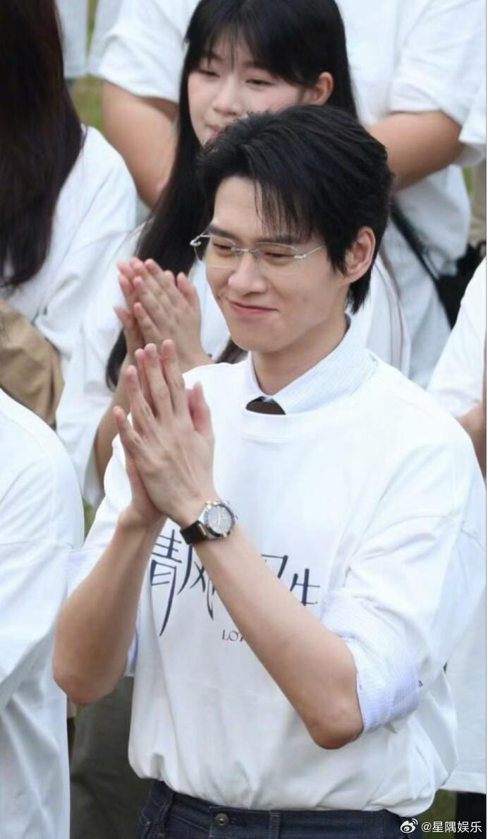 魏大勋牵手田曦薇跑出企鹅步 这个镜头好有意思，为照顾身高差的小设计，牵手跑出企鹅