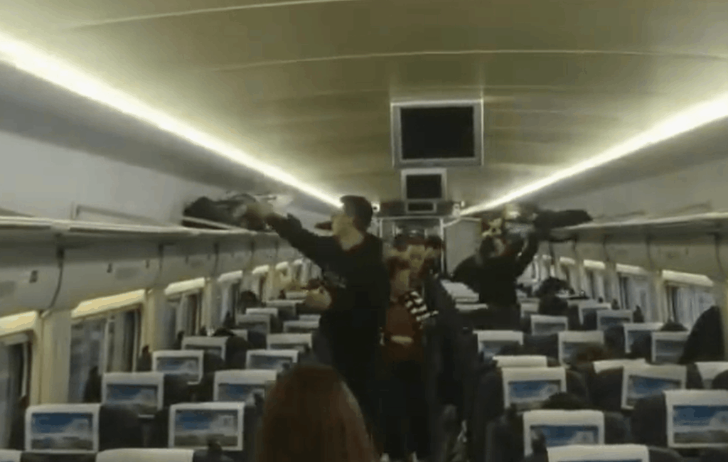 10月18日，刘先生在杭州西开往连云港的G8352次高铁上，考虑工作需要，把价值