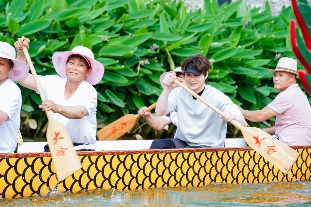 星岛：胡鸿钧获番禺委任龙舟文化宣传大使，亲身登船划龙舟被同行姐姐夸赞气力充足端午