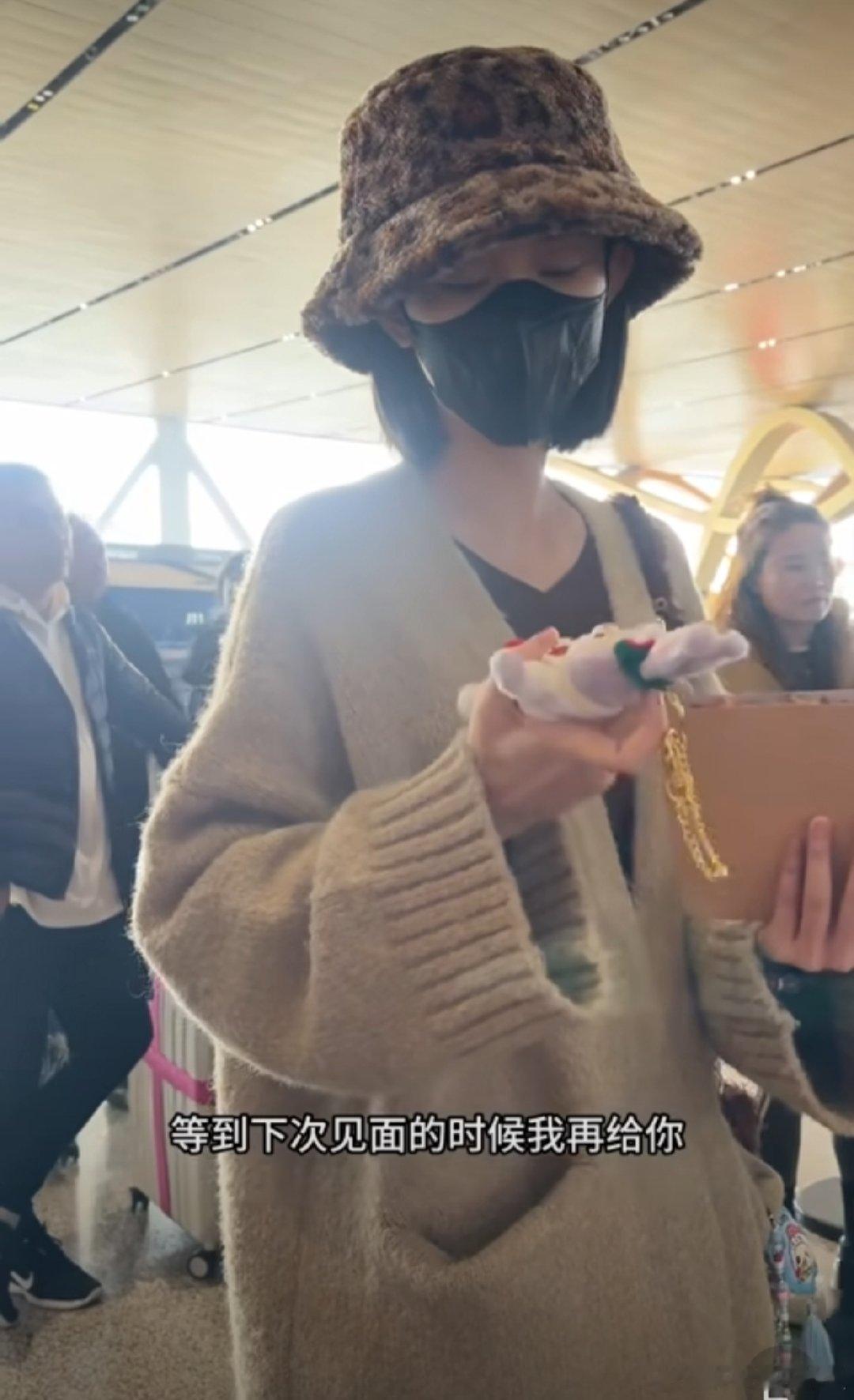 孟子义这是什么神仙偶像啊！去柬埔寨拍摄新剧，还不忘关心粉丝送的玩具，这也太暖心了