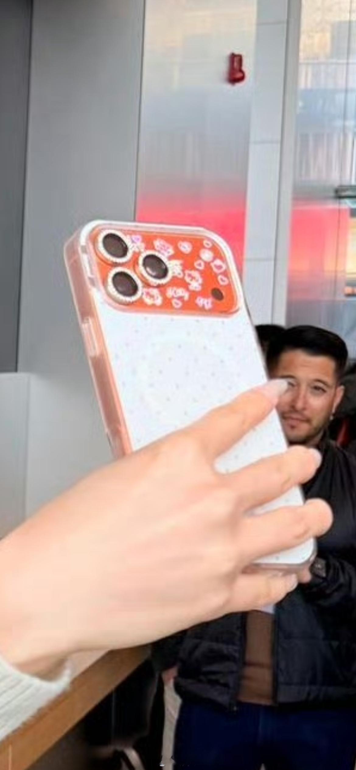 吴艳妮与库克自拍，吴艳妮用的是和库克同款同色的iPhone 17 Pro Max