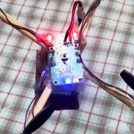 这种“筷子无人机”的成功起飞，是极致工程思维与简陋材料之间碰撞出的奇迹。孩子不仅