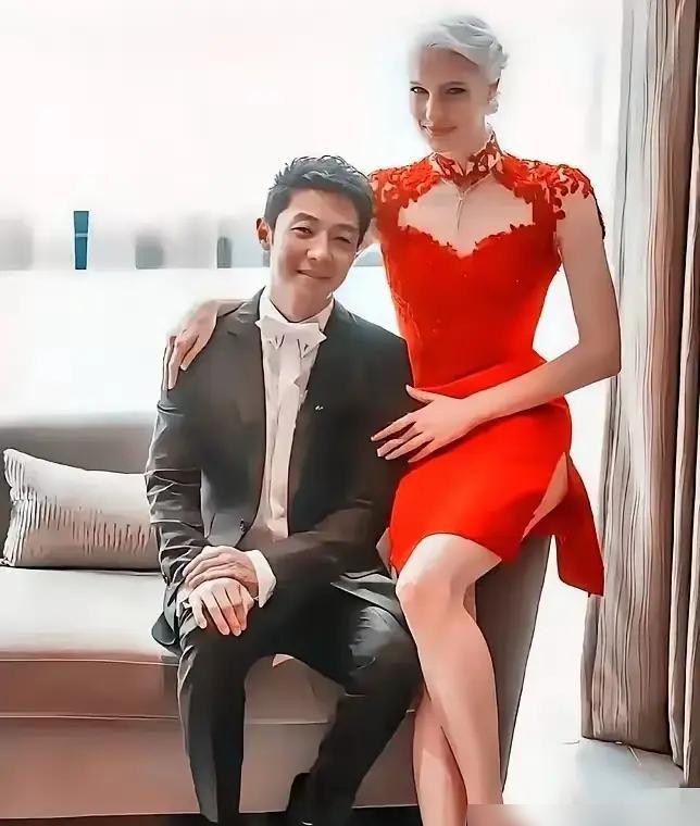 八年前，她当众撕掉父亲给的空白支票。
所有人都笑她疯——一个身家亿万的加拿大豪门