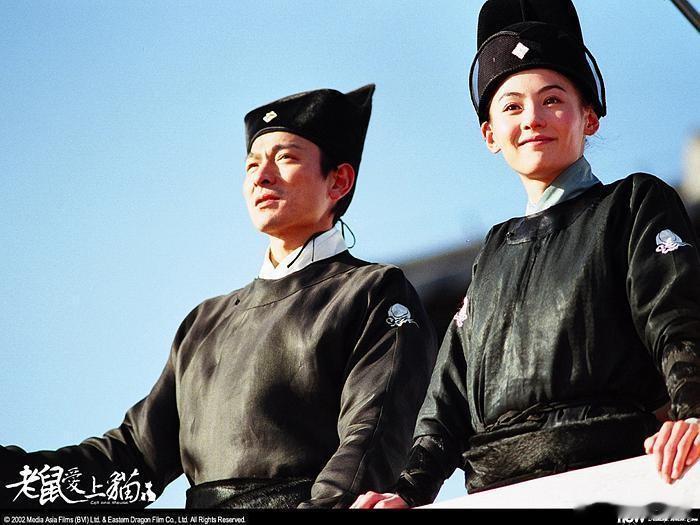 李冰冰张柏芝同框 李冰冰张柏芝两大女神在澳门水舞间的活动上同框了，回忆了一下，上