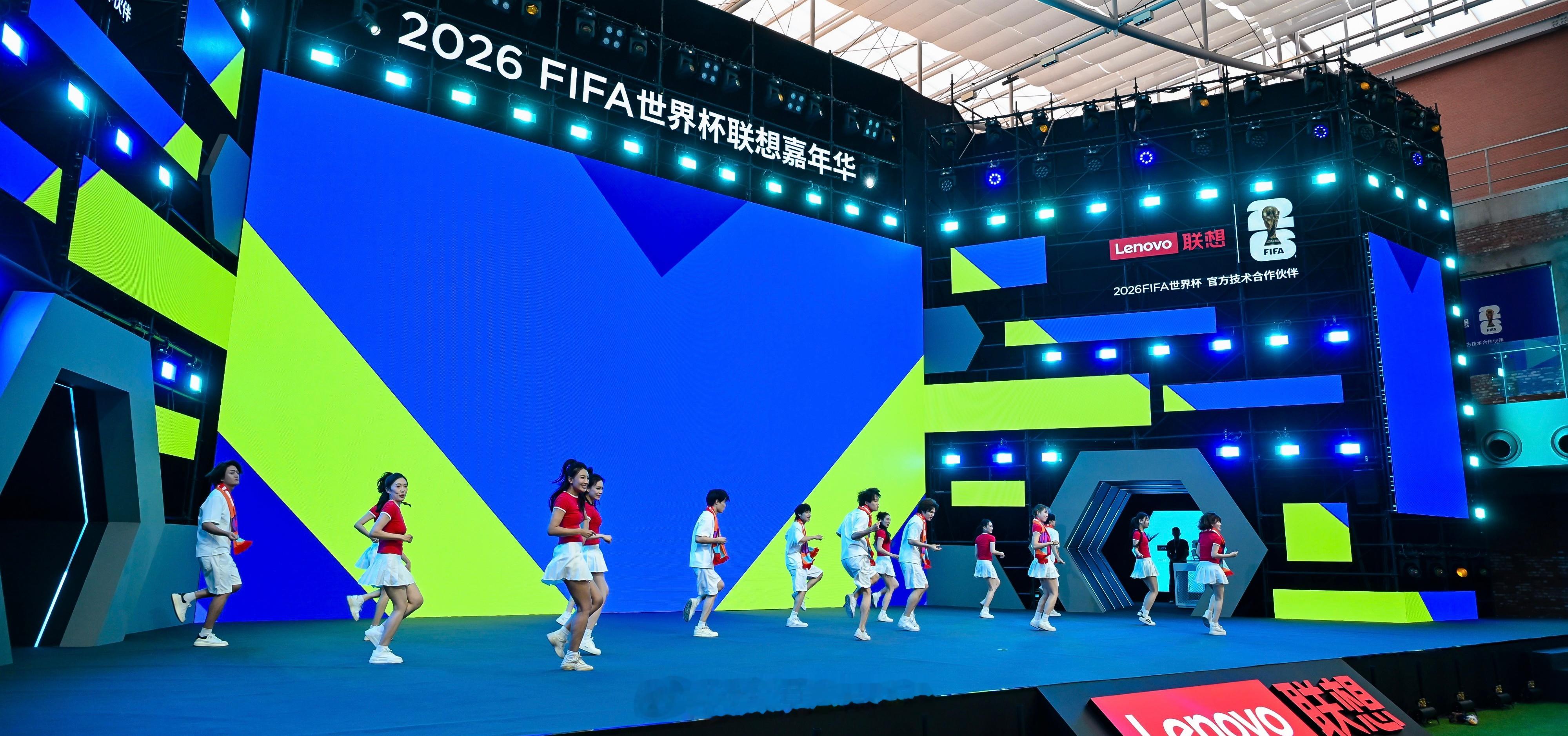 贝克汉姆一球千金禧从天降一球千金贝克汉姆现身联想2026世界杯嘉年华，现场不仅带