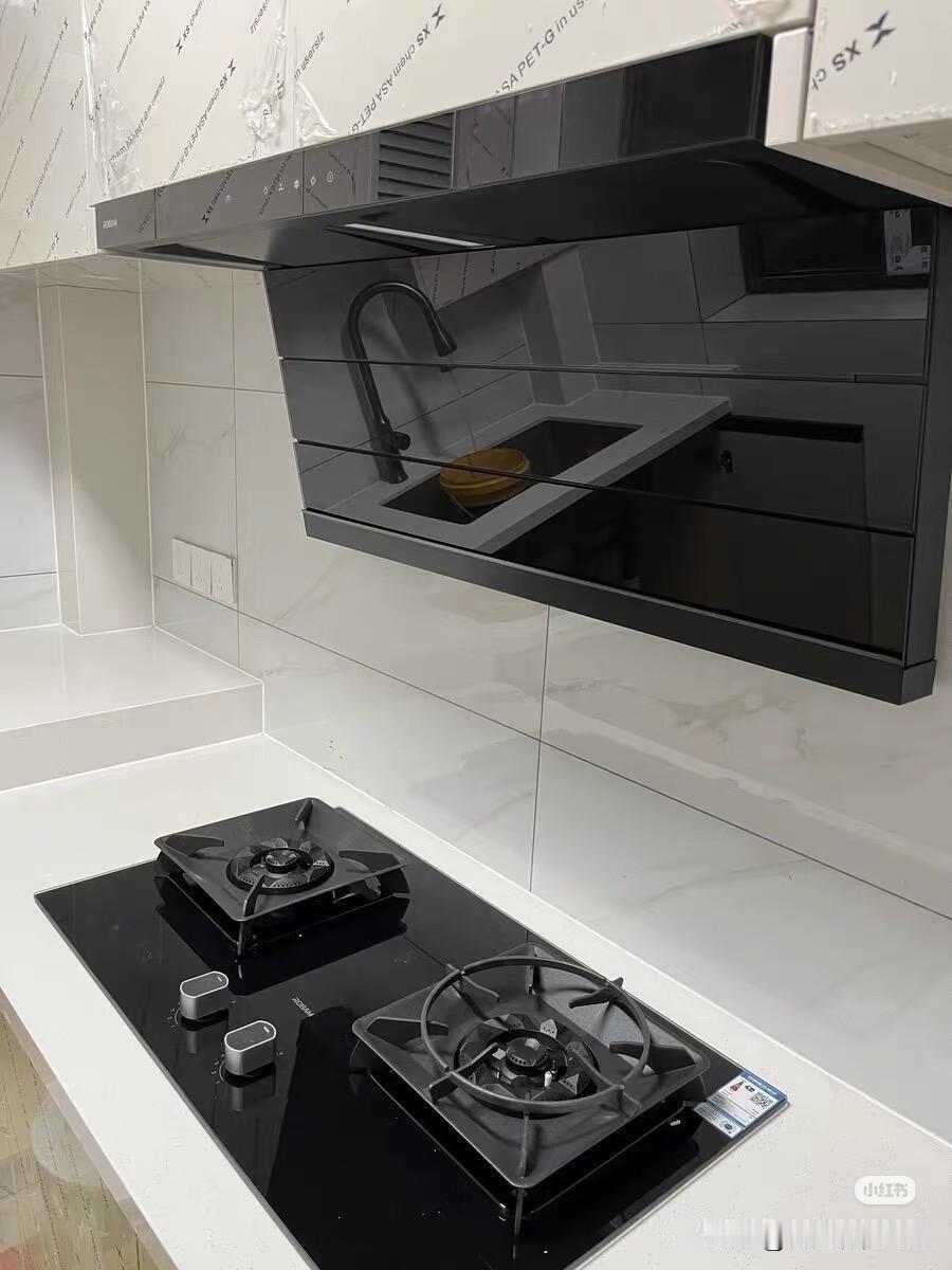 油烟机别买太贵的！

1、价格贵的油烟机只是更好看，更智能。油烟机最主要的作用就