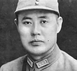 傅作义在平津战役中审时度势，为北平和平解放作出重大贡献。1955年授衔时，有人提