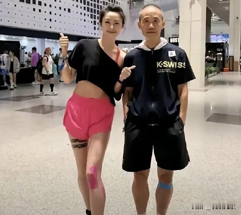 还是有钱的男人最帅。
万科总裁王石的最新女私教，肤白貌美，身材匀称，凹凸有致。对