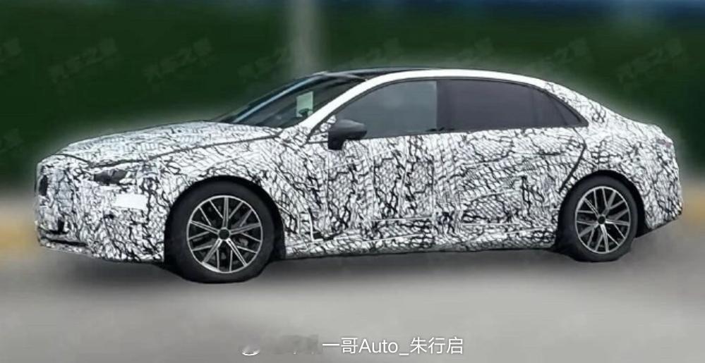 奔驰纯电长轴C级国产版的伪装车曝光后面感觉拉的长了一点有点老款奥迪A4的既视感
