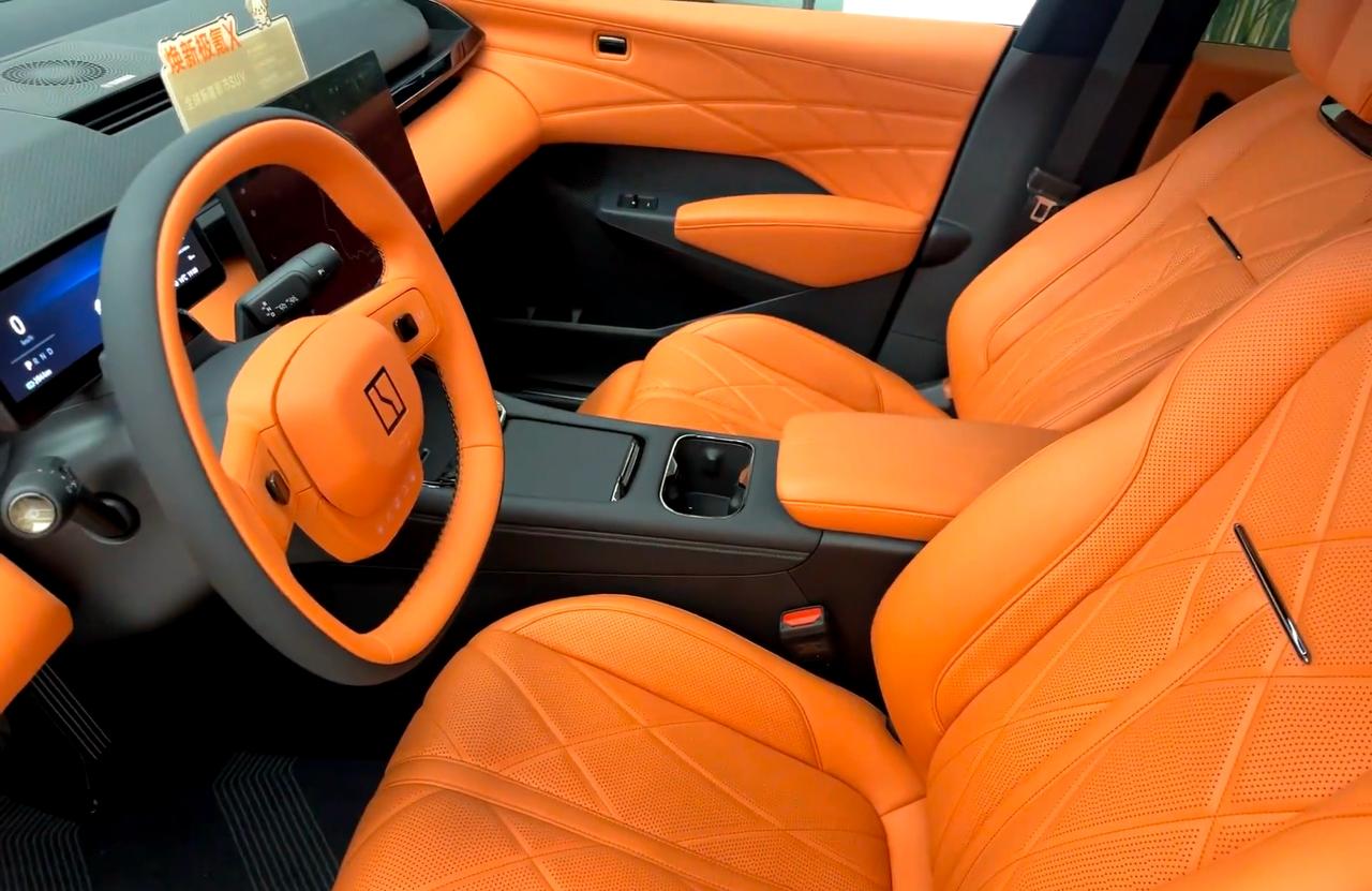 极氪X巴黎玄米搭配

有没有巴黎玄米的外观搭配黑橙内饰的，之前看app上的橙色太