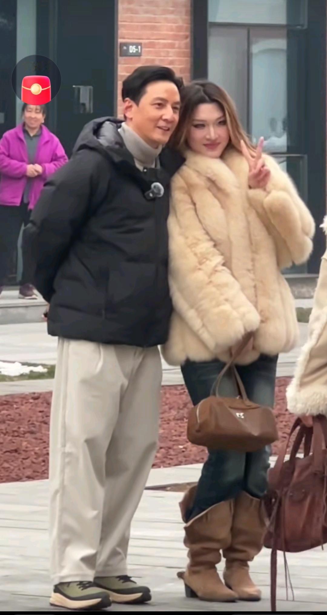 12月18日，吴彦祖现身北京首创朗园，参加拍摄活动，有两位女士和吴彦祖在聊天。