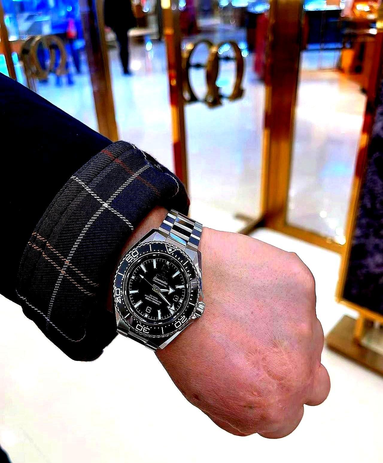 说实话，欧米茄这牌子挺实在的。
 
它不跟你讲太多虚头巴脑的故事，直接上配置。三