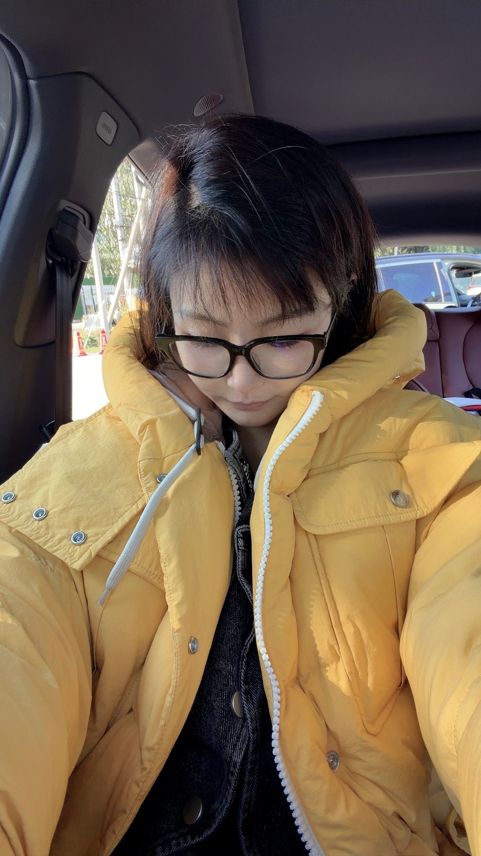 8至10摄氏度降温继续直接上羽绒服吧！[捂嘴哭]亲测合适……车内空调+座椅加热+