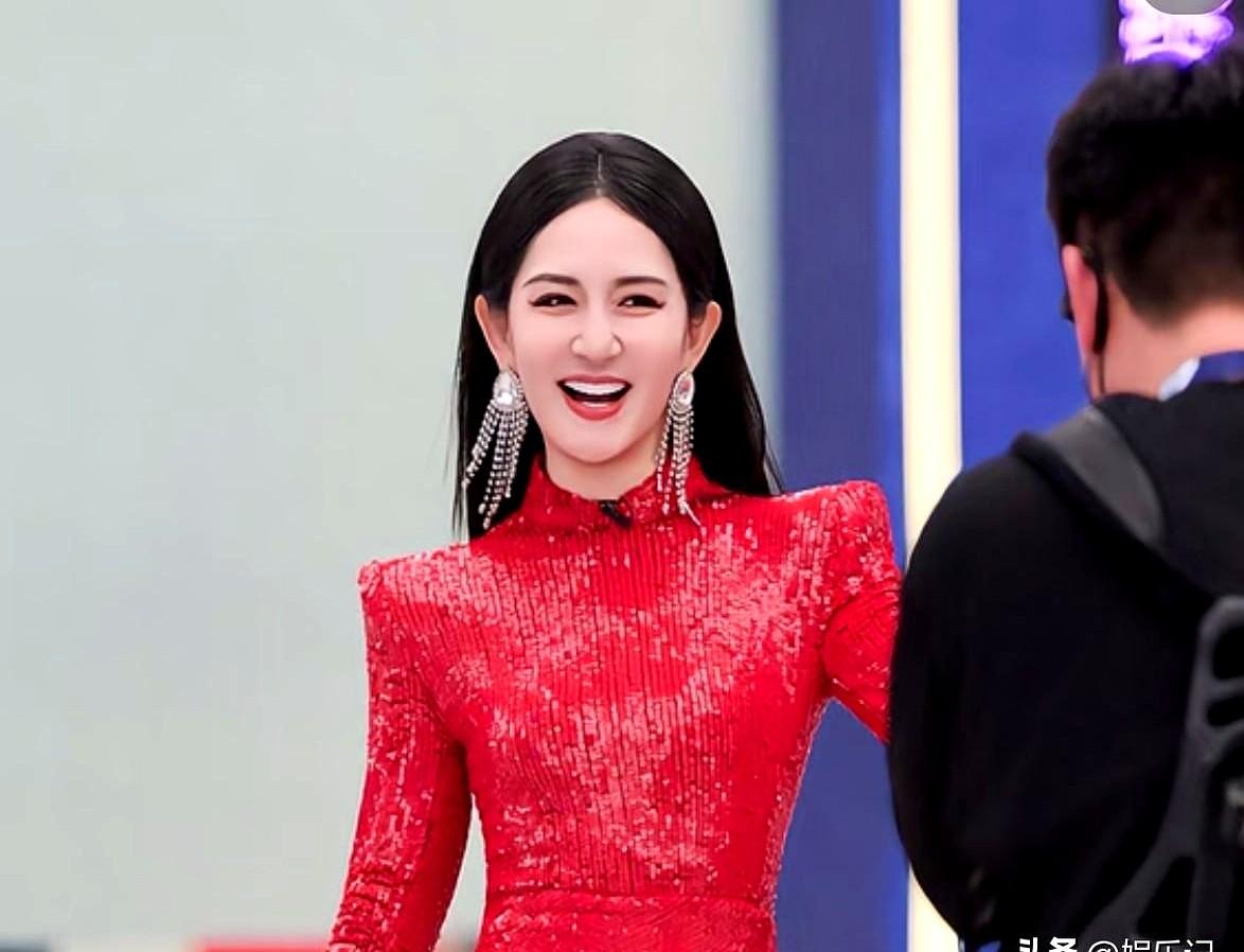 我早就料到了。

谢娜成都演唱会刚结束一个月，全国巡演就安排上了。北京站批文显示