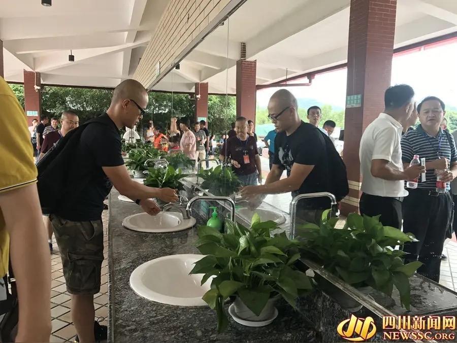 “终于有人站出来了！”男子想去服务区上厕所，发现原本靠近卫生间的门被锁死没需要穿