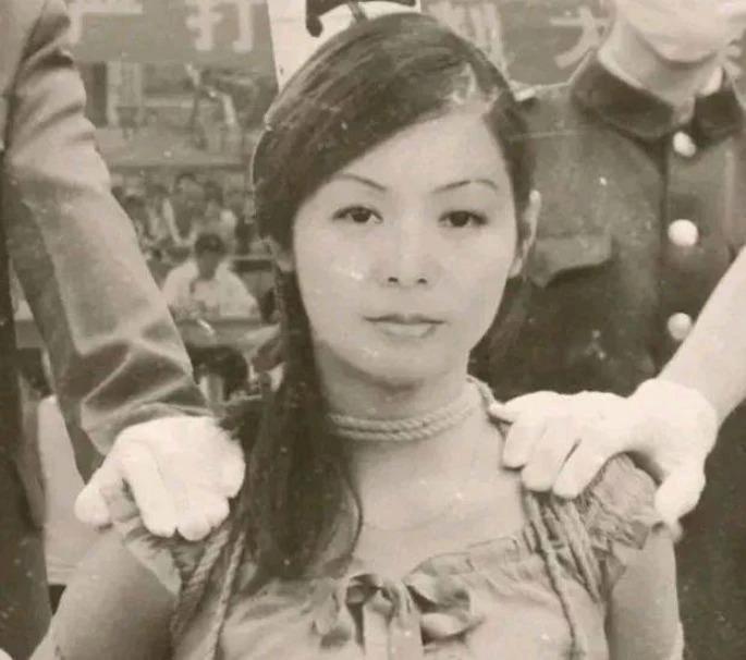 1983年，25岁的翟曼霞以“流氓罪”被判处死刑。行刑前，她突然喊了一声：“我何