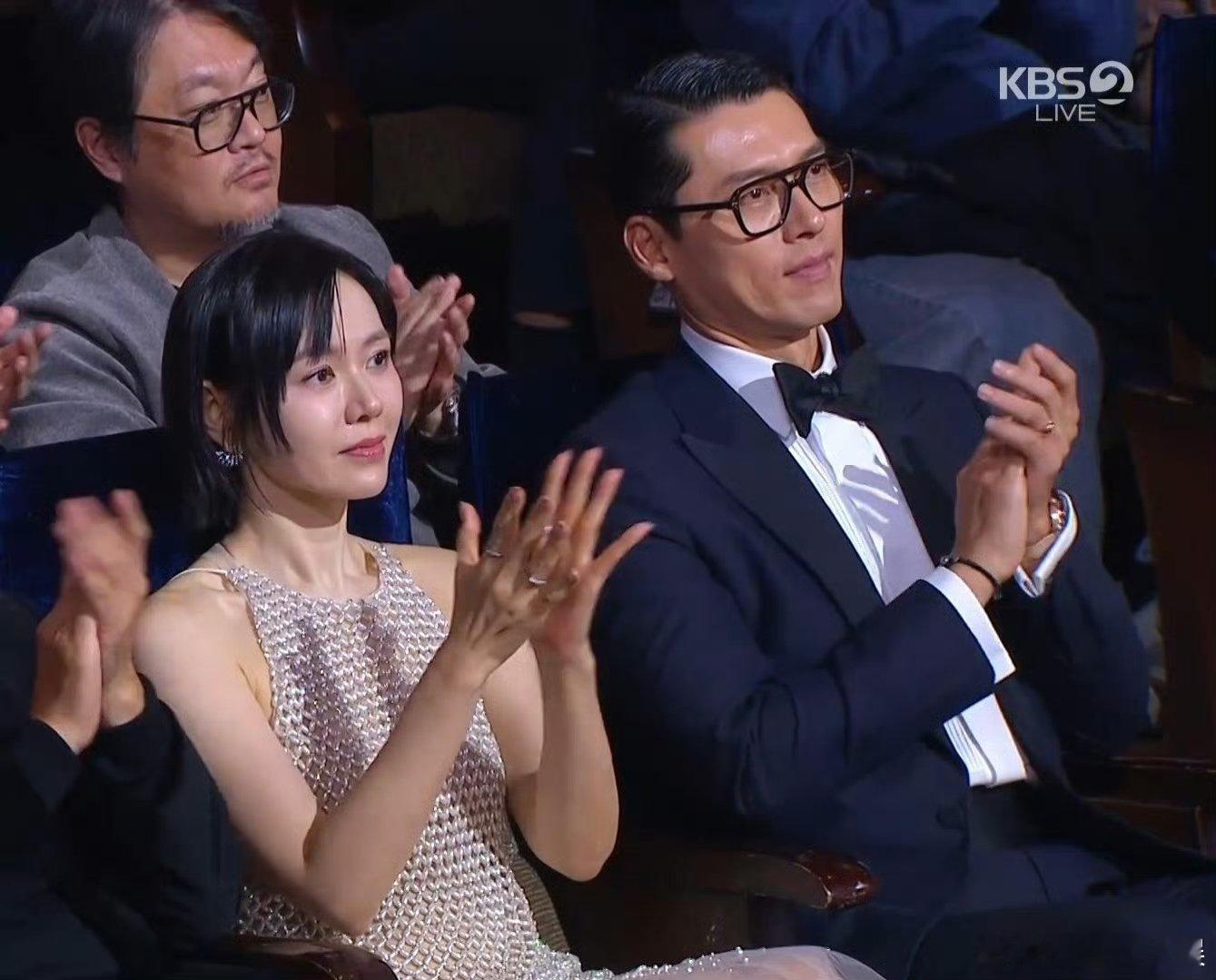 青龙电影奖现场，孙艺珍玄彬坐一起，一起拍手的时候，连动作都透着默契，真夫妻就是甜