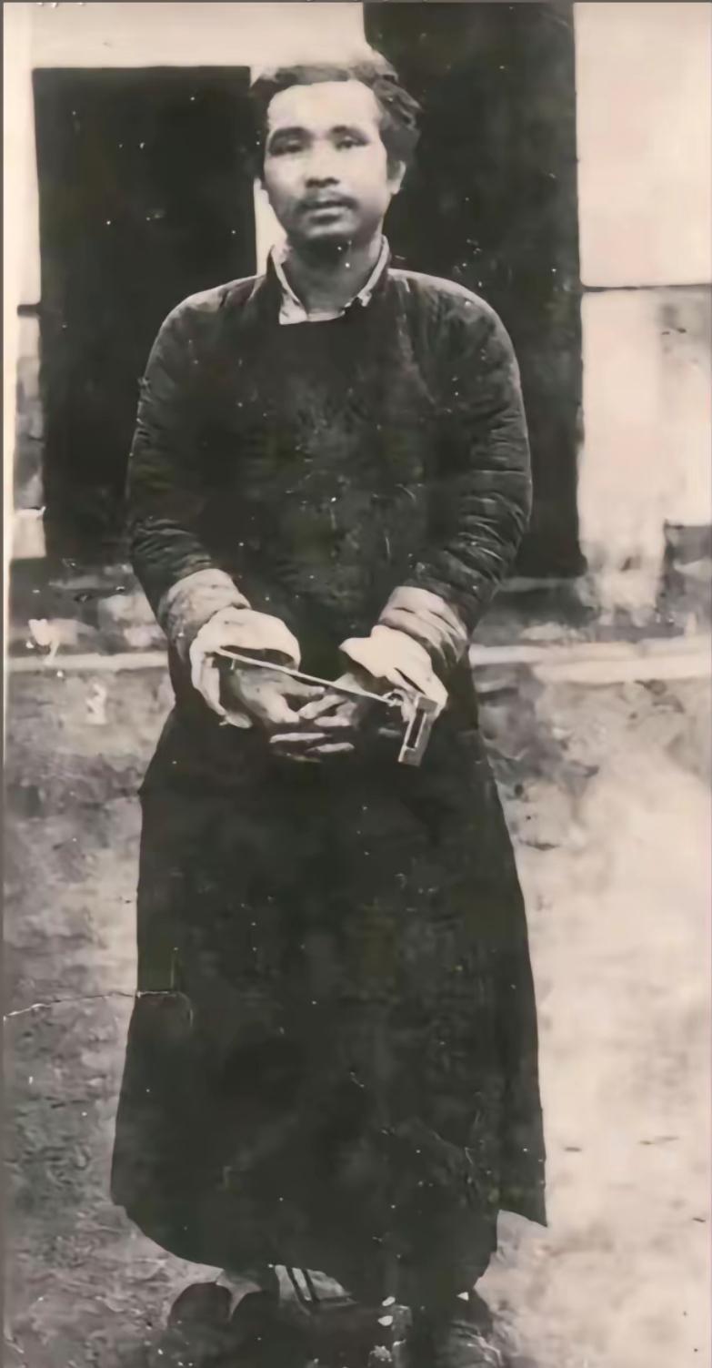 这是抗日英雄牟永大临刑前唯一的照片，拍摄于1935年1月25日，是他的家人用30