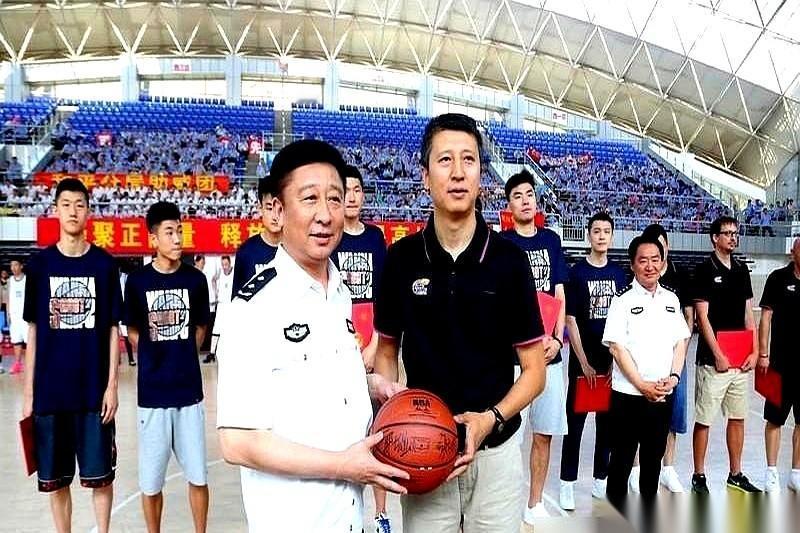 刷了一下日本男篮的名单，差点以为自己看错了。
内线杵着俩美国大汉，一个叫霍金森，