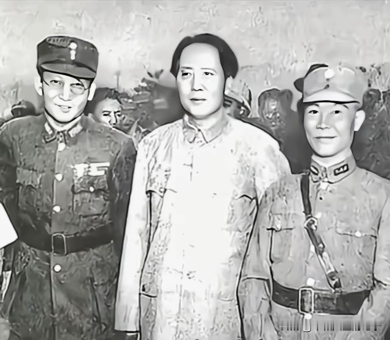 毛主席左手边陈辞修，右手边张文白。