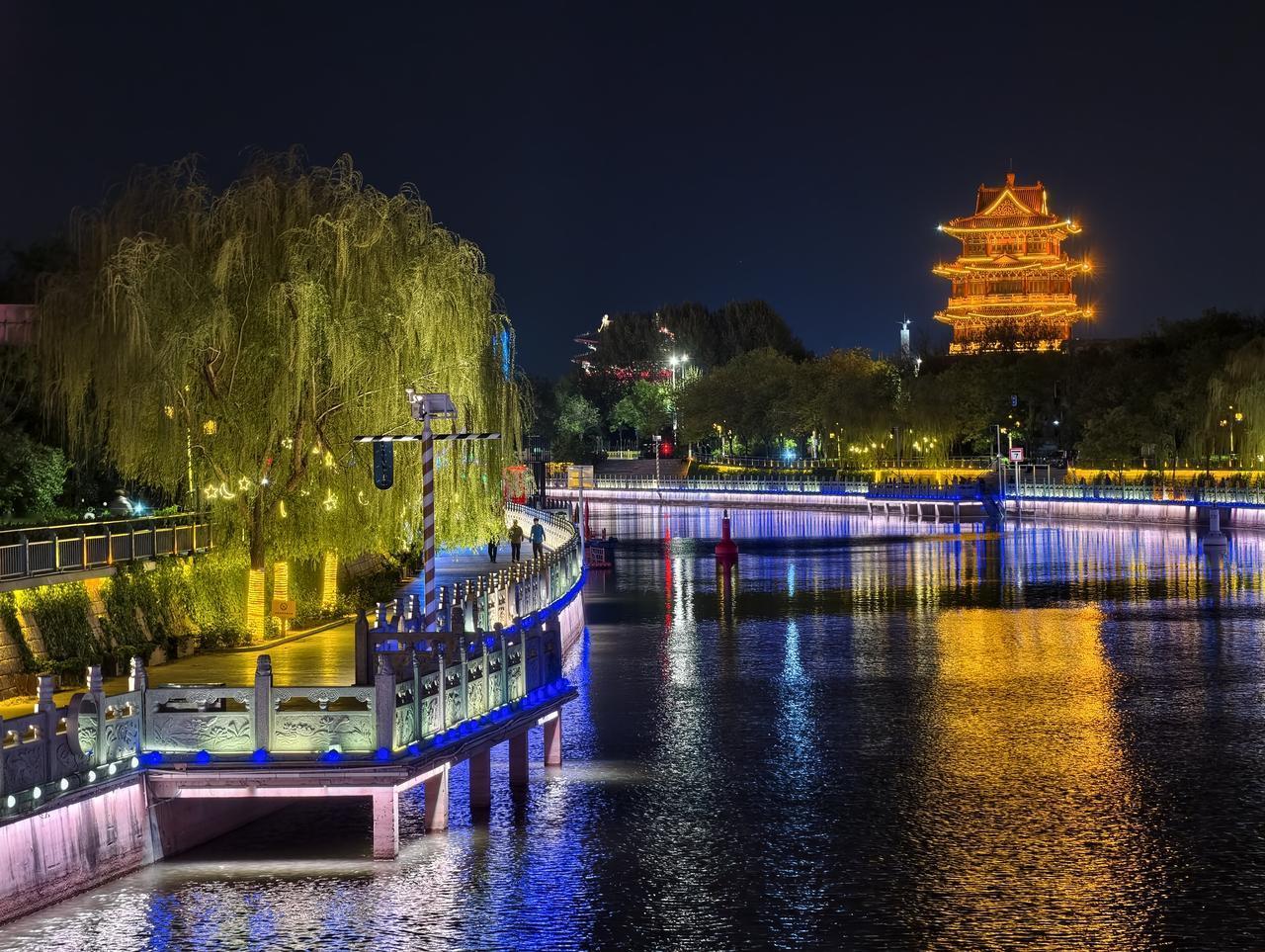 狮城沧州（1）:  到达沧州时近傍晚，稍作小憩，打卡南川老街。运河畔的老街，整体