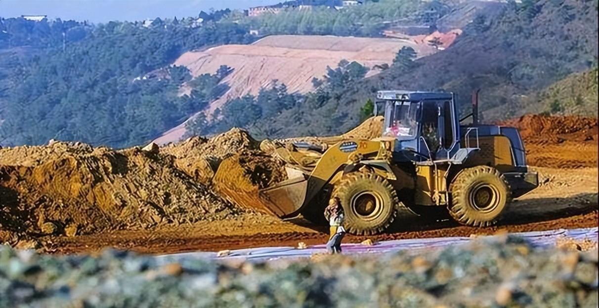 说个挺扎心的事。

今年3月，咱们卖到日本的稀土磁铁，只有184吨。9个月来第一