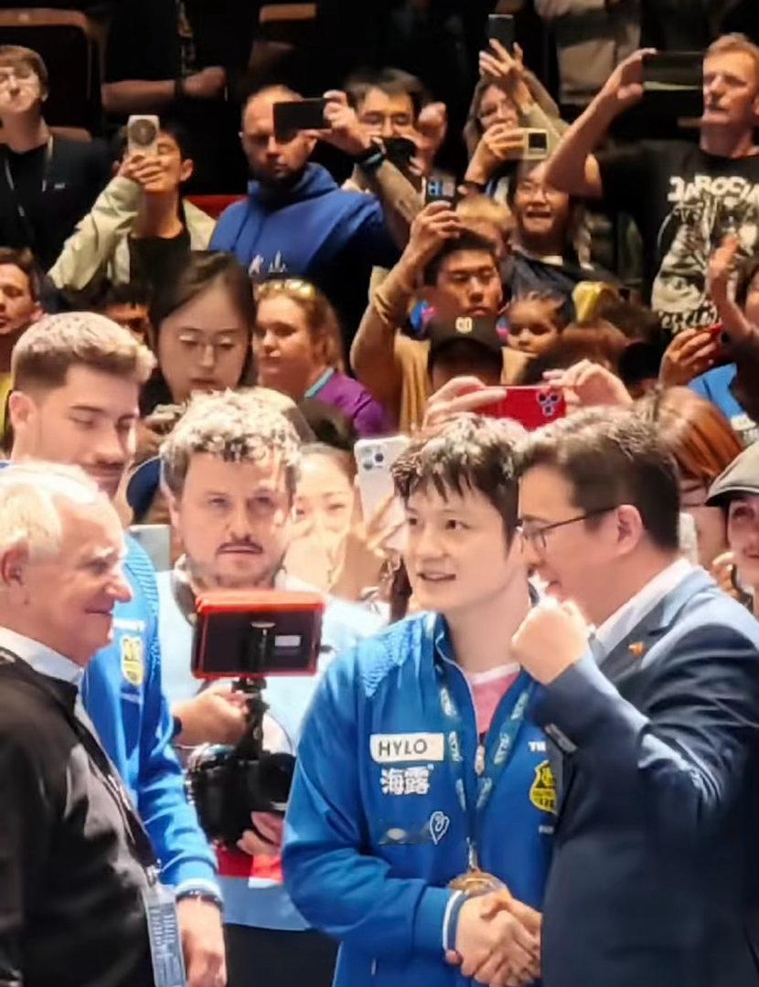 “娘家人”亲自到现场为俱乐部运动员颁奖，再次发文盛赞樊振东成为两国“民间友好使者