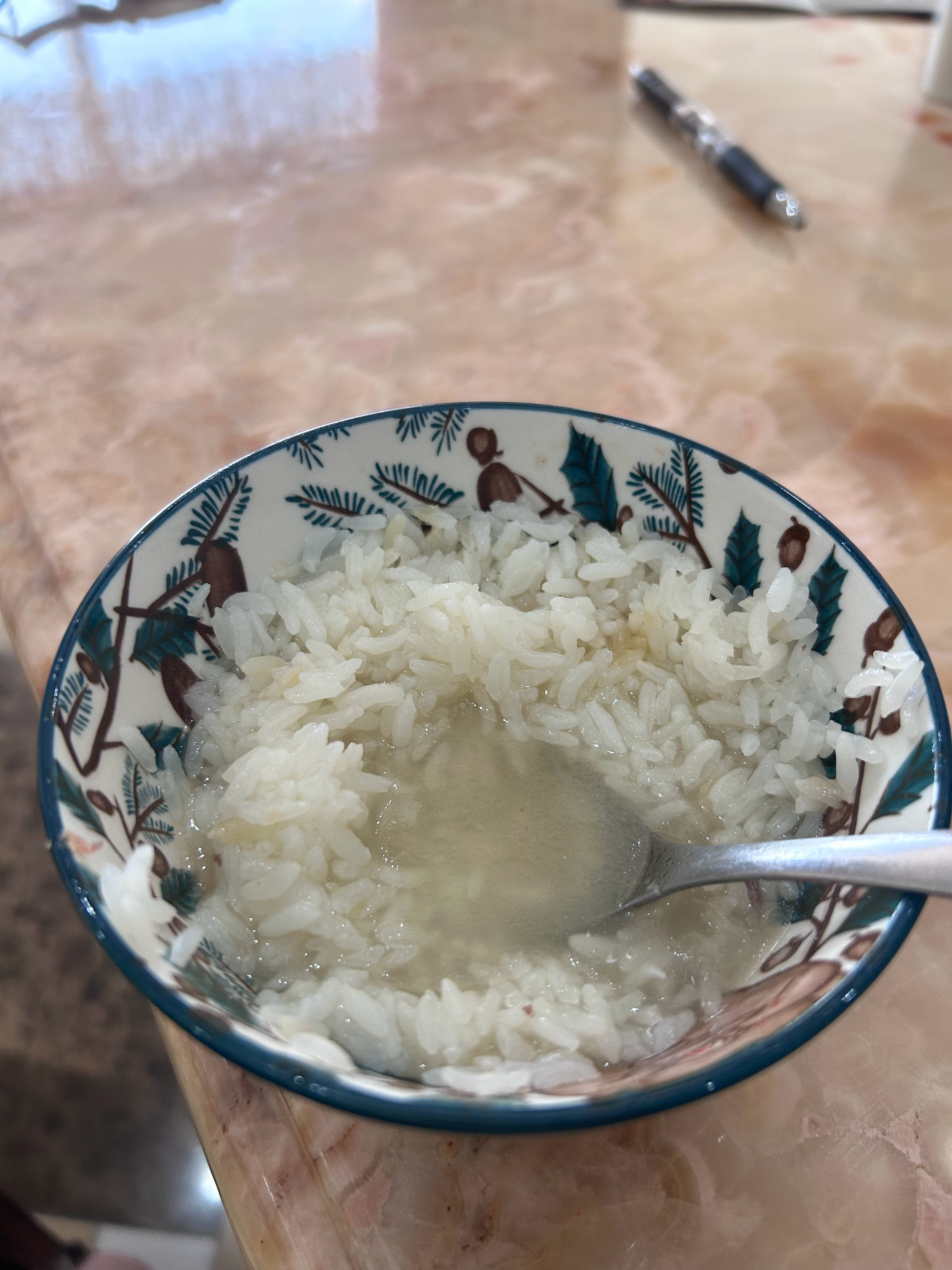 今天他吃清汤泡饭 小陈：快点吃吧，你怎么吃几口饭这么痛苦呢？ 